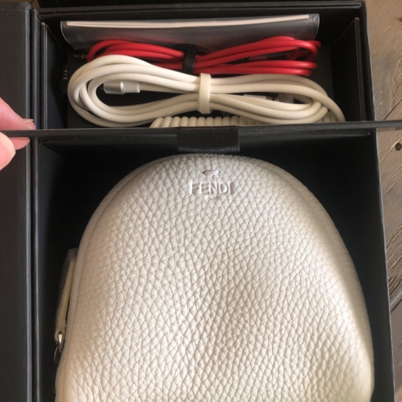 FENDI Beatspro Headphones By Dr. Dre - Picture 3 of 5